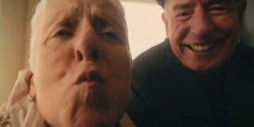 Irlanda retira una polémica campaña contra el abuso sexual que instaba a los abuelos a no besar ni abrazar a sus nietos Irlanda retira una polémica campaña contra el abuso sexual que instaba a los abuelos a no besar ni abrazar a sus nietos