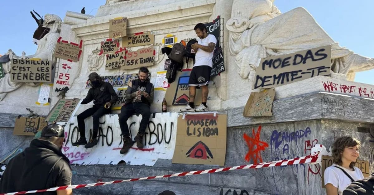 La Policía portuguesa desaloja de madrugada las acampadas por la vivienda en Lisboa y Oporto y detiene a varios manifestantes La Policía portuguesa desaloja de madrugada las acampadas por la vivienda en Lisboa y Oporto y detiene a varios manifestantes