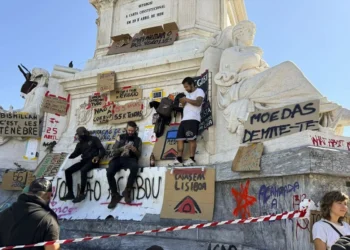 La Policía portuguesa desaloja de madrugada las acampadas por la vivienda en Lisboa y Oporto y detiene a varios manifestantes