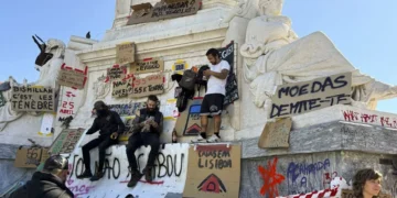 La Policía portuguesa desaloja de madrugada las acampadas por la vivienda en Lisboa y Oporto y detiene a varios manifestantes La Policía portuguesa desaloja de madrugada las acampadas por la vivienda en Lisboa y Oporto y detiene a varios manifestantes