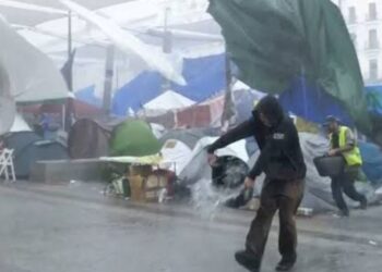 “Por primera vez en días se duchan”: las juventudes del PP y del PSOE se enzarzan por la acampada de Sol “Por primera vez en días se duchan”: las juventudes del PP y del PSOE se enzarzan por la acampada de Sol