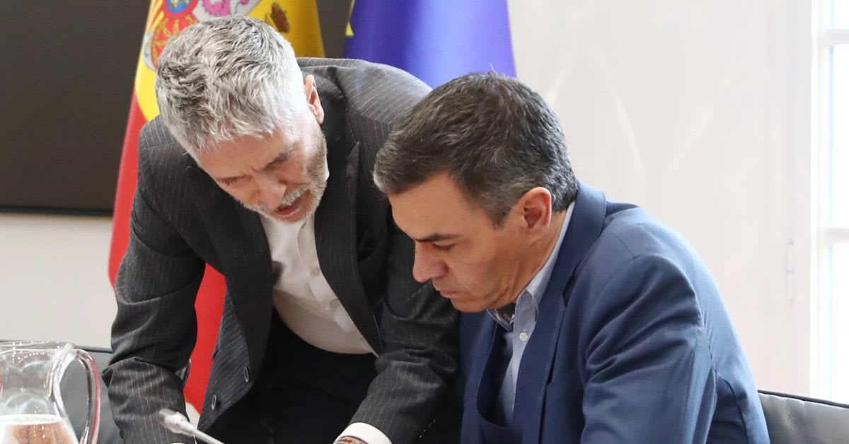 Sánchez y Marlaska conocían el protocolo del CNI que valida el uso de WhatsApp como alerta urgente
