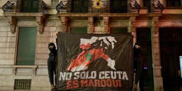 Ultras de un club militar marroquí provocan en la Embajada de España en Bruselas: «No sólo Ceuta es marroquí» Ultras de un club militar marroquí provocan en la Embajada de España en Bruselas: «No sólo Ceuta es marroquí»