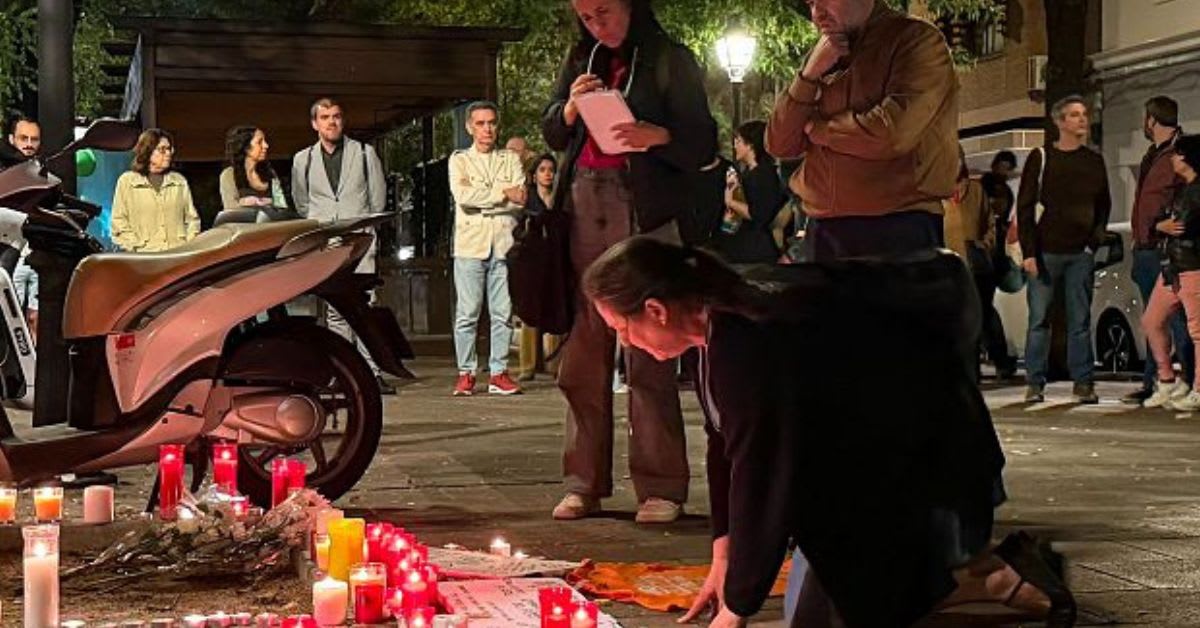 Vigilia y marcha en Madrid para despedir a Maricarmen: la acampada de Sol promete mantener la protesta por la vivienda Vigilia y marcha en Madrid para despedir a Maricarmen: la acampada de Sol promete mantener la protesta por la vivienda