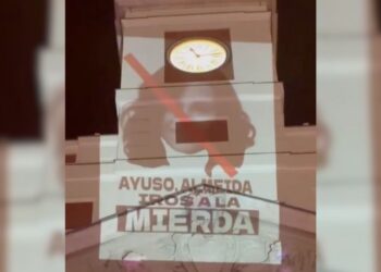 Acampada en la Puerta del Sol: proyectan un mensaje contra Ayuso y Almeida en la fachada de la sede de la Comunidad de Madrid