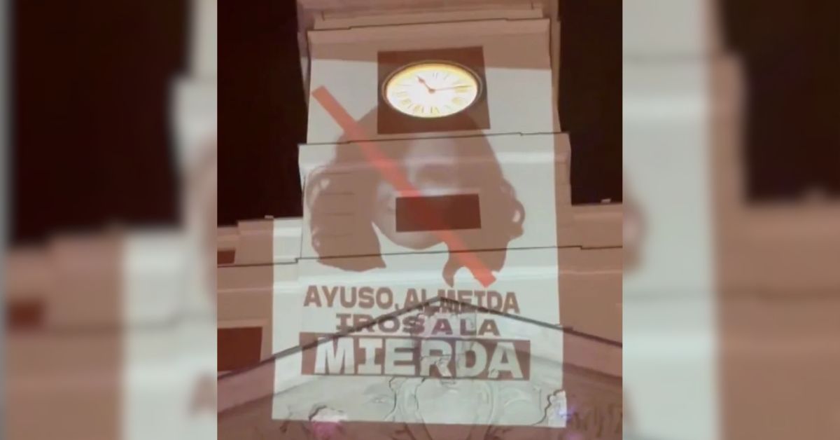 Acampada en la Puerta del Sol: proyectan un mensaje contra Ayuso y Almeida en la fachada de la sede de la Comunidad de Madrid Acampada en la Puerta del Sol: proyectan un mensaje contra Ayuso y Almeida en la fachada de la sede de la Comunidad de Madrid