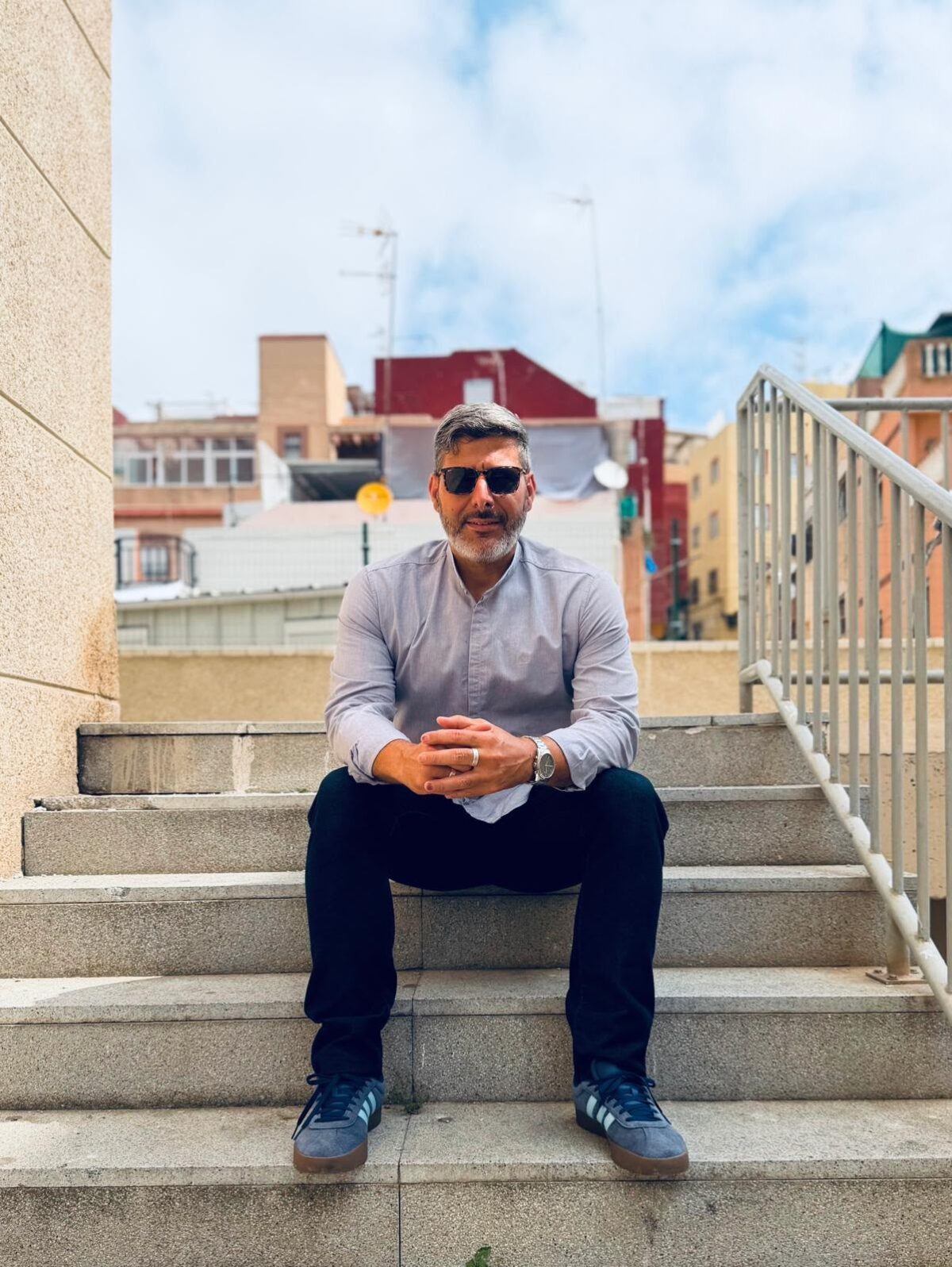 Mohamed Mustafa, líder de Ceuta Ya!, sentado en unas escaleras en Ceuta