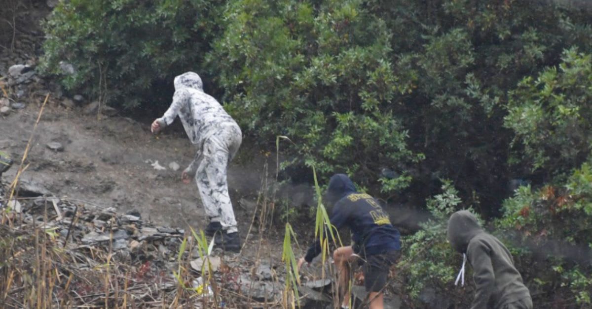 Decenas de inmigrantes escapan a los montes de Ceuta para evitar ser identificados tras el desmantelamiento del asentamiento del Trampolín Decenas de inmigrantes escapan a los montes de Ceuta para evitar ser identificados tras el desmantelamiento del asentamiento del Trampolín