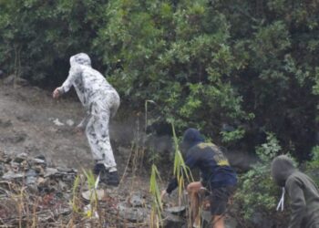 Decenas de inmigrantes escapan a los montes de Ceuta para evitar ser identificados tras el desmantelamiento del asentamiento del Trampolín Decenas de inmigrantes escapan a los montes de Ceuta para evitar ser identificados tras el desmantelamiento del asentamiento del Trampolín