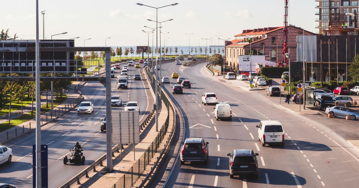 Nuevas normas de la DGT desde el 1 de octubre: así cambian adelantamientos, cinturón, patinetes y circulación con nieve Nuevas normas de la DGT desde el 1 de octubre: así cambian adelantamientos, cinturón, patinetes y circulación con nieve