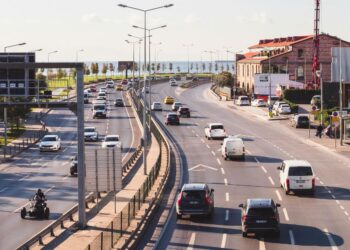 Nuevas normas de la DGT desde el 1 de octubre: así cambian adelantamientos, cinturón, patinetes y circulación con nieve
