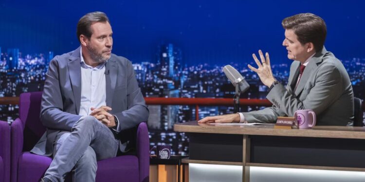 El ministro Óscar Puente durante su entrevista con Marc Giró en el programa 'Cara al show' emitido en La Sexta.