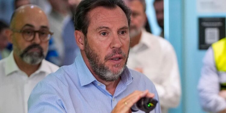 El ministro de Transportes Óscar Puente durante su comparecencia en el centro de mando de Adif en la estación de Atocha tras el accidente ferroviario de Urda.