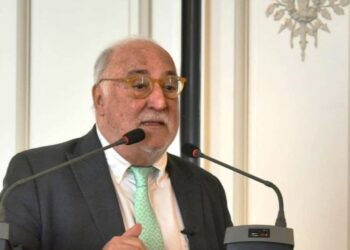 Pere Navarro defiende la baliza V16 y nuevas normativas de seguridad vial