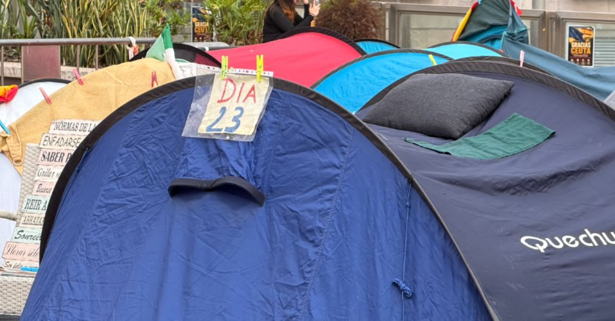«Hasta que no esté Ceuta vacía no nos vamos»: la acampada de la Plaza de los Reyes busca seguir en Navidad «Hasta que no esté Ceuta vacía no nos vamos»: la acampada de la Plaza de los Reyes busca seguir en Navidad