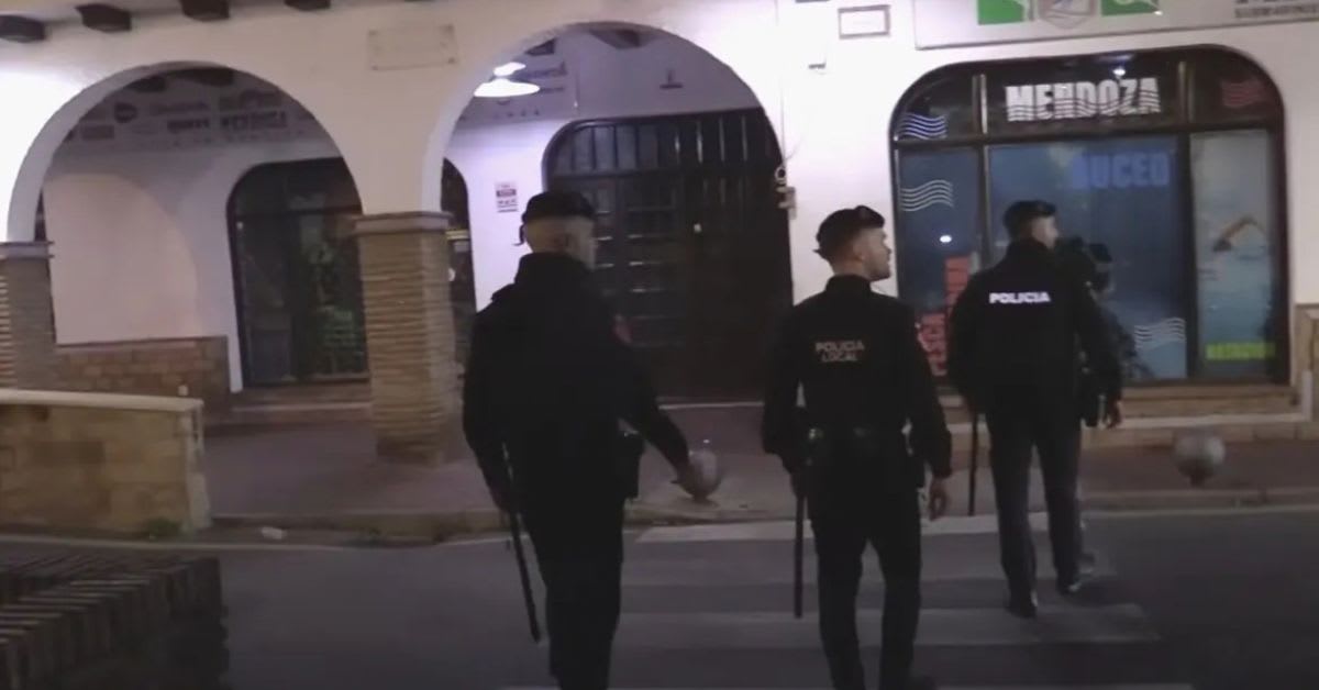 Una batalla campal en el Poblado Marinero de Ceuta se salda con tres detenidos y varios policías heridos Una batalla campal en el Poblado Marinero de Ceuta se salda con tres detenidos y varios policías heridos