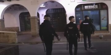 Una batalla campal en el Poblado Marinero de Ceuta se salda con tres detenidos y varios policías heridos Una batalla campal en el Poblado Marinero de Ceuta se salda con tres detenidos y varios policías heridos