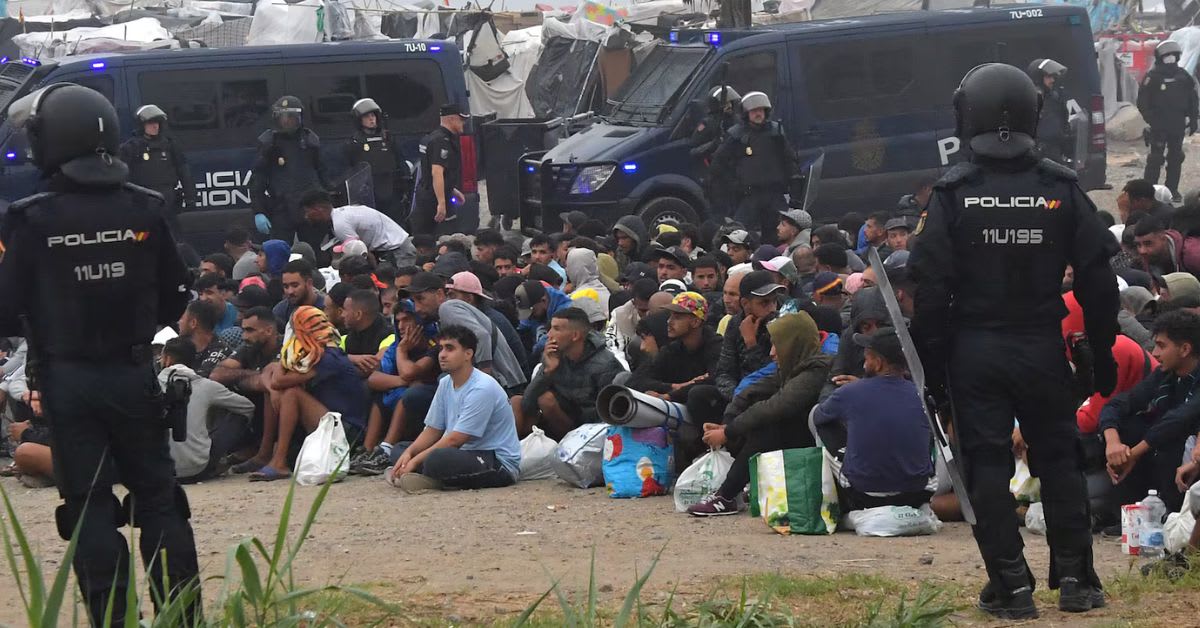 La Policía identifica a militares marroquíes entre los migrantes del asentamiento de El Trampolín en Ceuta La Policía identifica a militares marroquíes entre los migrantes del asentamiento de El Trampolín en Ceuta