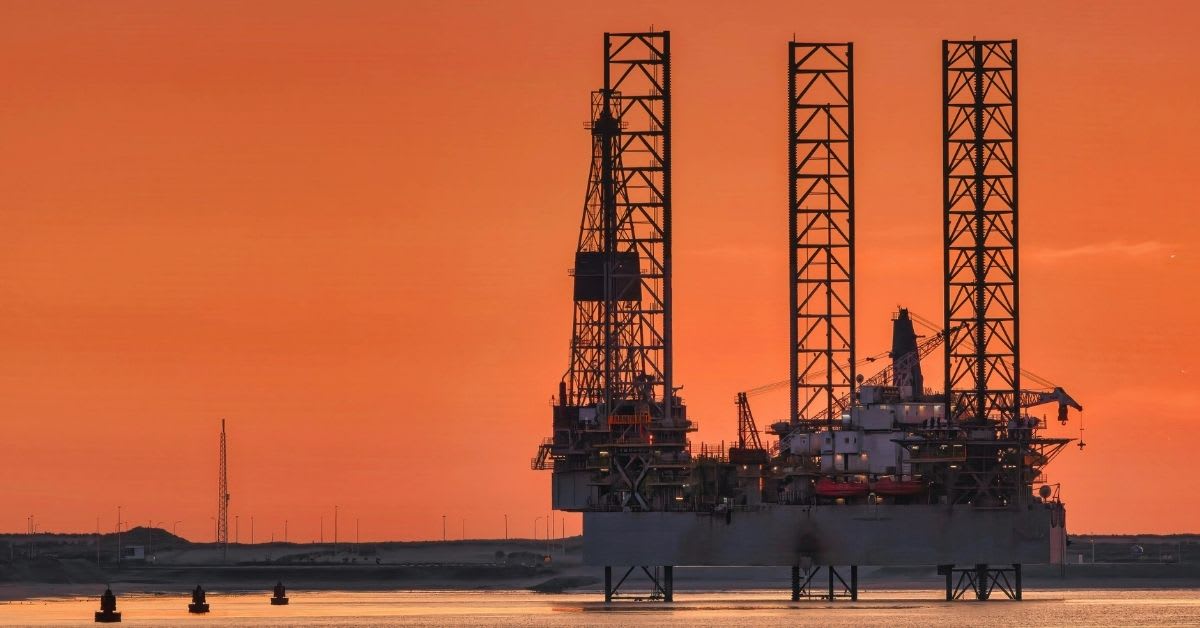 Precio del petróleo baja a 98,67 dólares por el Brent