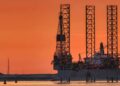 Precio del petróleo baja a 98,67 dólares por el Brent