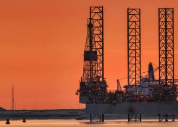 Precio del petróleo baja a 98,67 dólares por el Brent