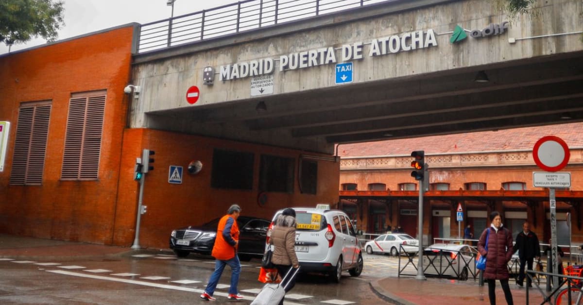 Las familias de las víctimas y pasajeros se agolpan en la estación de Atocha ante la falta de noticias sobre sus allegados