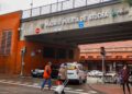Las familias de las víctimas y pasajeros se agolpan en la estación de Atocha ante la falta de noticias sobre sus allegados Las familias de las víctimas y pasajeros se agolpan en la estación de Atocha ante la falta de noticias sobre sus allegados