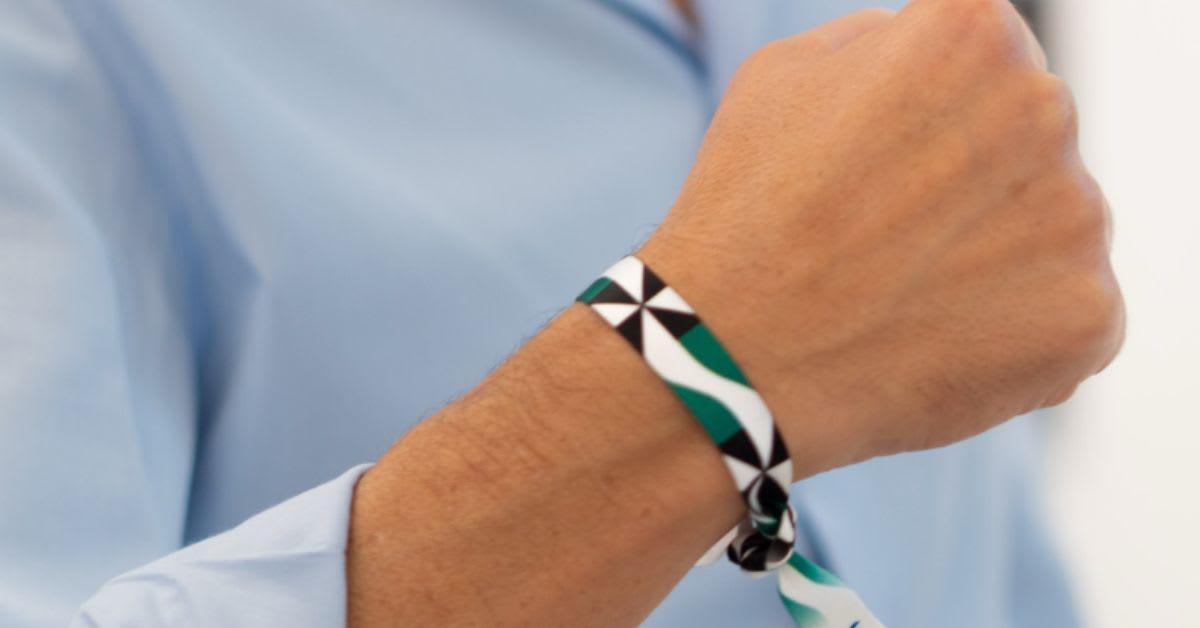 De gesto solidario a debate en redes: la polémica por la pulsera de Andalucía-Ceuta que desató teorías sobre estética nazi