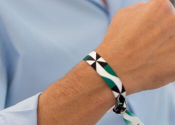 De gesto solidario a debate en redes: la polémica por la pulsera de Andalucía-Ceuta que desató teorías sobre estética nazi De gesto solidario a debate en redes: la polémica por la pulsera de Andalucía-Ceuta que desató teorías sobre estética nazi