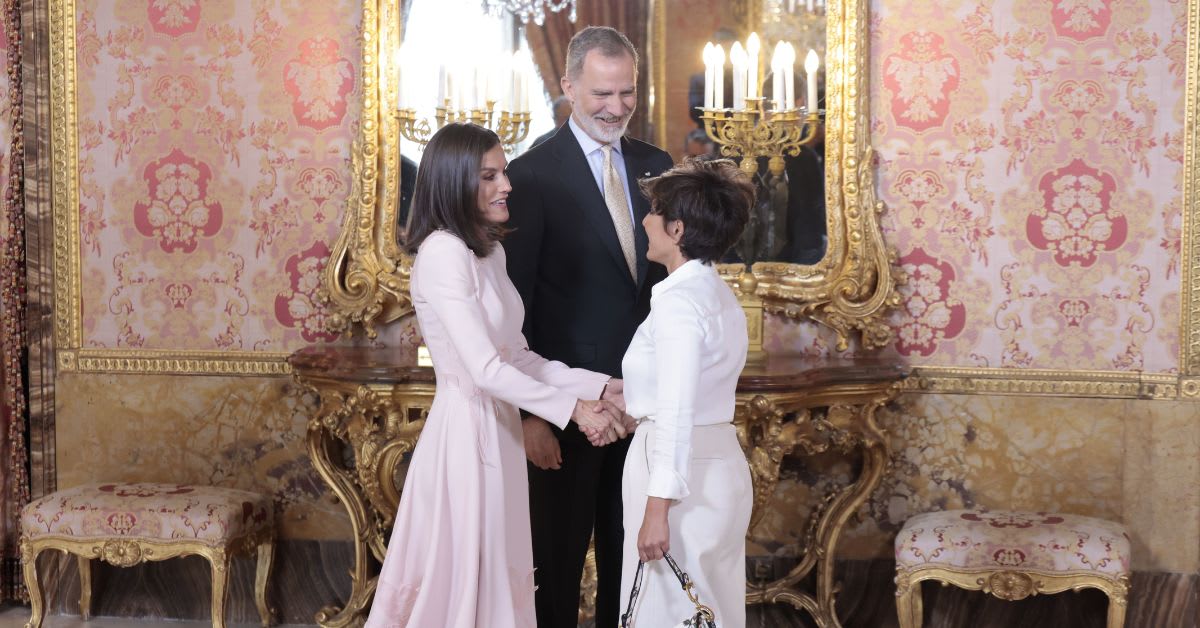 La complicidad de la Reina Letizia y Sonsoles Ónega en los Premios Planeta: un gesto de cercanía que trasciende el protocolo La complicidad de la Reina Letizia y Sonsoles Ónega en los Premios Planeta: un gesto de cercanía que trasciende el protocolo