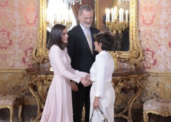La complicidad de la Reina Letizia y Sonsoles Ónega en los Premios Planeta: un gesto de cercanía que trasciende el protocolo La complicidad de la Reina Letizia y Sonsoles Ónega en los Premios Planeta: un gesto de cercanía que trasciende el protocolo