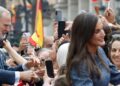 Baño de masas en la llegada de los Reyes a Ceuta: los caballas abarrotan la Gran Vía para dar la bienvenida a Felipe VI y Letizia Baño de masas en la llegada de los Reyes a Ceuta: los caballas abarrotan la Gran Vía para dar la bienvenida a Felipe VI y Letizia
