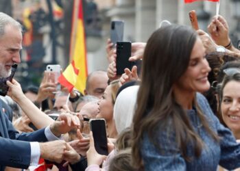 Baño de masas en la llegada de los Reyes a Ceuta: los caballas abarrotan la Gran Vía para dar la bienvenida a Felipe VI y Letizia Baño de masas en la llegada de los Reyes a Ceuta: los caballas abarrotan la Gran Vía para dar la bienvenida a Felipe VI y Letizia
