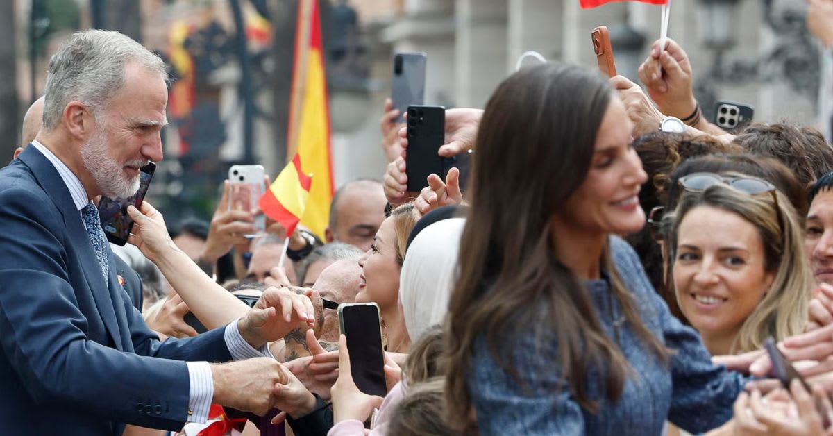 Baño de masas en la llegada de los Reyes a Ceuta: los caballas abarrotan la Gran Vía para dar la bienvenida a Felipe VI y Letizia Baño de masas en la llegada de los Reyes a Ceuta: los caballas abarrotan la Gran Vía para dar la bienvenida a Felipe VI y Letizia
