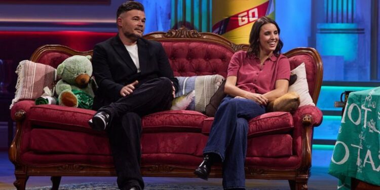 Gabriel Rufián e Irene Montero conversan con David Broncano en el plató del programa La Revuelta durante su entrevista conjunta.
