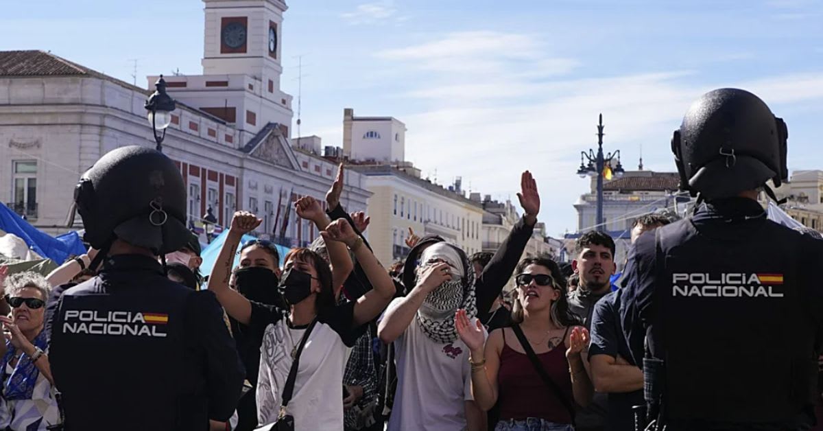 Detenido un acampado en la Puerta del Sol por amenazar de muerte con un cuchillo a una mujer Detenido un acampado en la Puerta del Sol por amenazar de muerte con un cuchillo a una mujer
