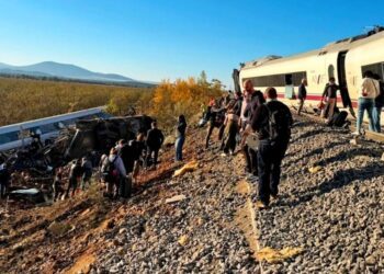 El Gobierno apunta a un «error humano de un operador de Adif» como causa de la tragedia ferroviaria en Toledo El Gobierno apunta a un «error humano de un operador de Adif» como causa de la tragedia ferroviaria en Toledo