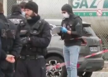 Un tiroteo múltiple en la periferia de París deja un muerto y cuatro heridos: la Fiscalía Antiterrorista investiga el ataque