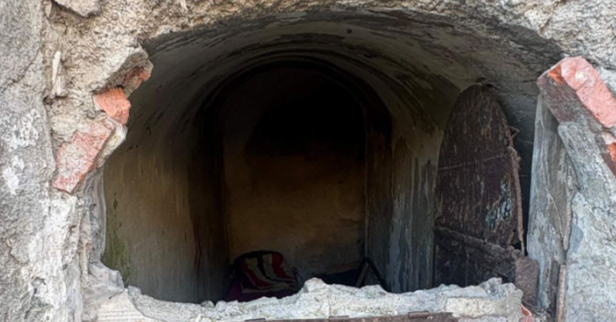 Descubren un refugio improvisado e insalubre en los túneles ocultos de los acantilados del Sarchal Descubren un refugio improvisado e insalubre en los túneles ocultos de los acantilados del Sarchal