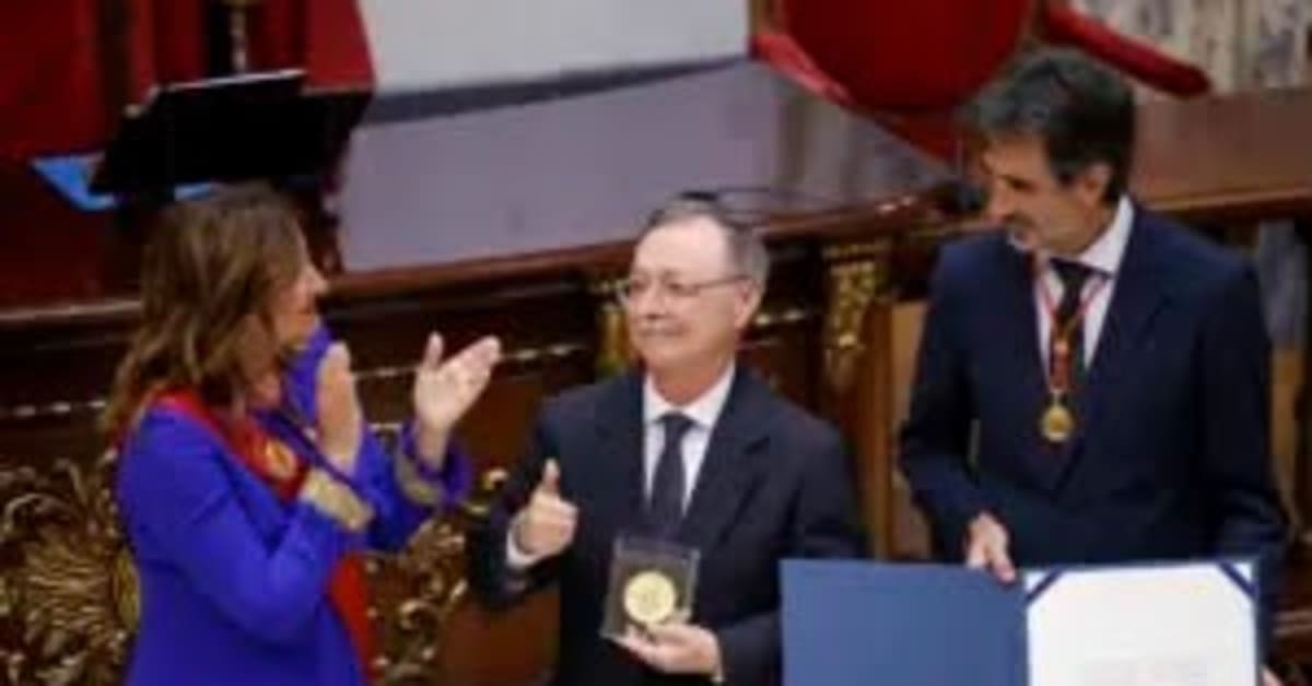 Valencia otorga la Medalla de Honor a Ceuta en un emotivo acto Valencia otorga la Medalla de Honor a Ceuta en un emotivo acto
